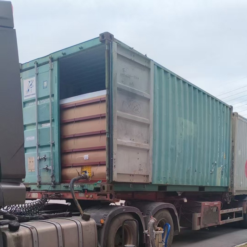 進口動物疫苗白油卸貨現(xiàn)場.jpg 進口動物疫苗白油卸貨現(xiàn)場.jpg